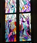 Eines der Bleiglasfenster der Kirche in Wankheim