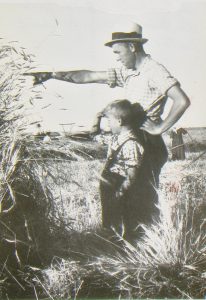 Alfred Kämmler mit seinem Sohn Felix auf den Feldern von Teplitz 1940, kurz vor der Umsiedlung nach Deutschland (heutiges Polen)
