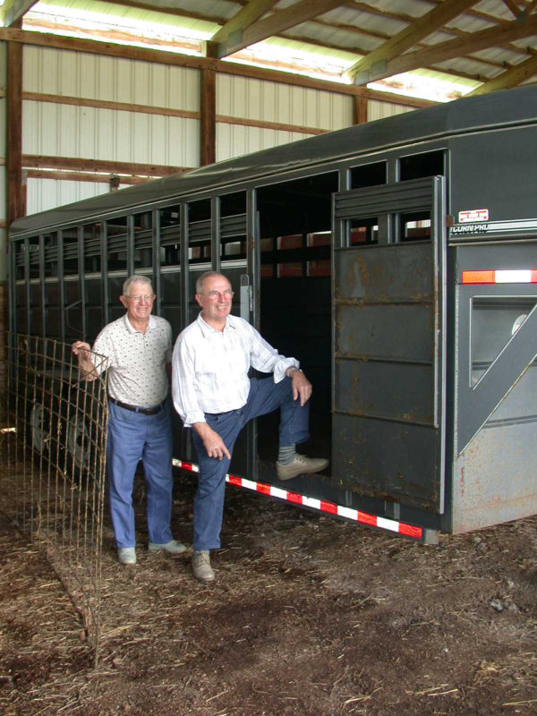 Charles Walker und Emil Kemmler am Pferdetransporter